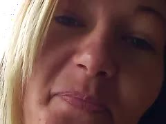 Prsatá zralá blondýnka ukazuje své tělo během cigaretové pauzy